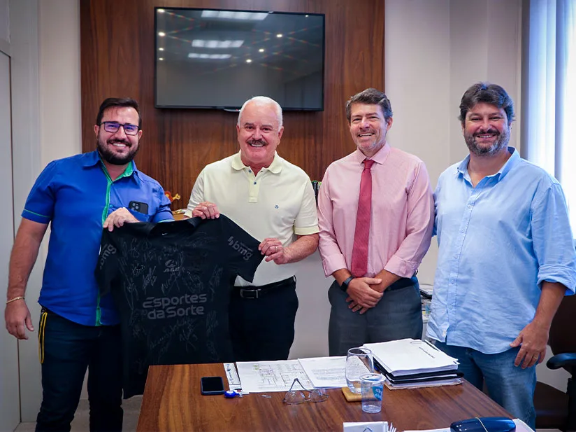 Corinthians doa camisa autografada em prol do combate ao câncer